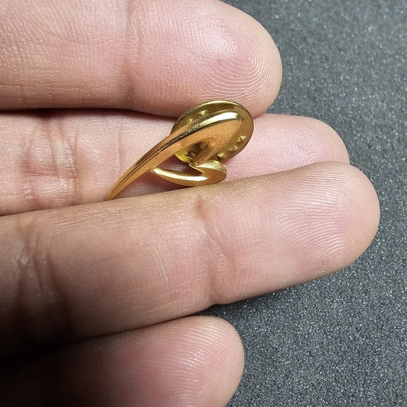 Small gold tone heart lapel pin brooch 1 inch long - Picture 4 of 5